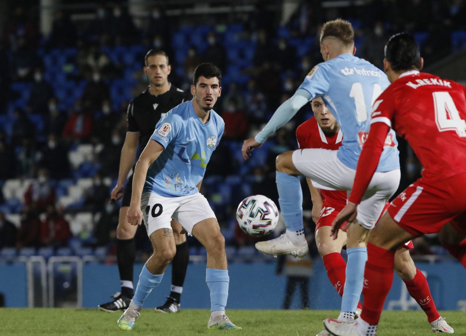 Las imágenes de la histórica visita del Sevilla FC al Ciudad de Lucena
