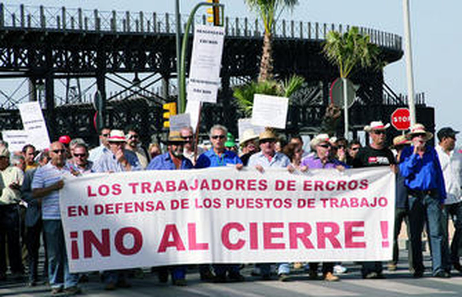 Los trabajadores de Ercros marcharon hasta la sede de la AIQB donde leyeron un comunicado.