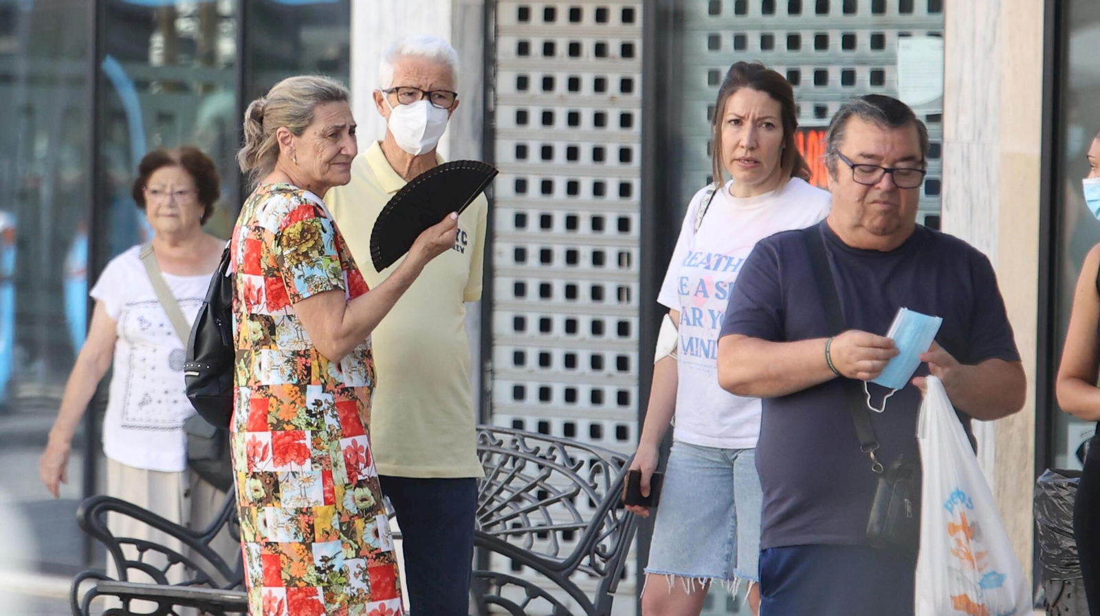 Una señora, abanicándose en el centro de Jerez.