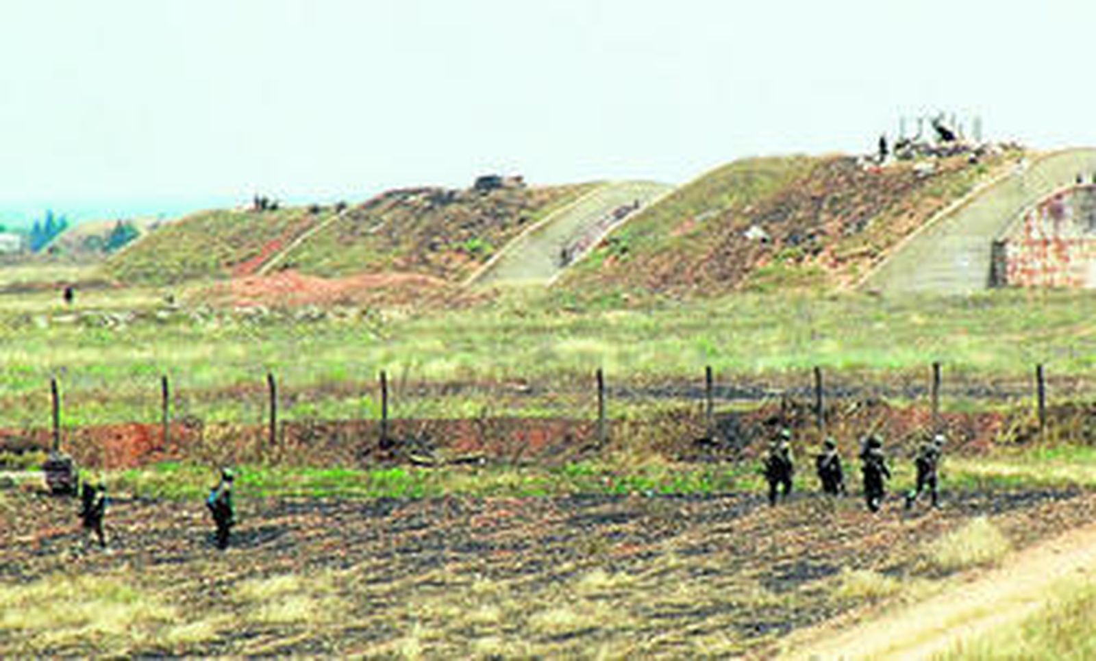 Varios soldados sirios patrullan el aeropuerto militar de Al Dabaa, cerca de Al Quseir.