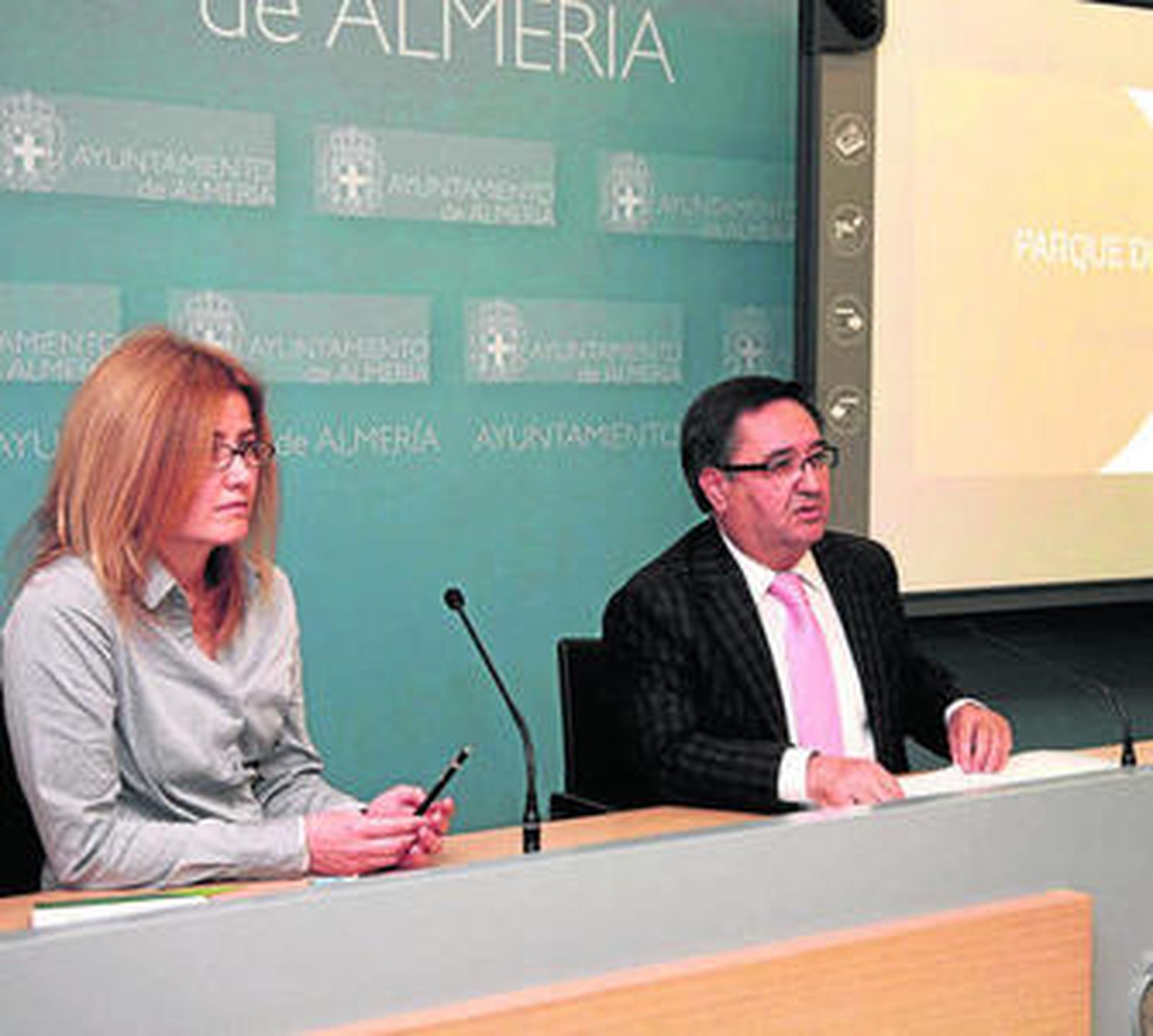 El concejal de Medio Ambiente, junto a la técnico de su área, anunció ayer los planes municipales del Parque.