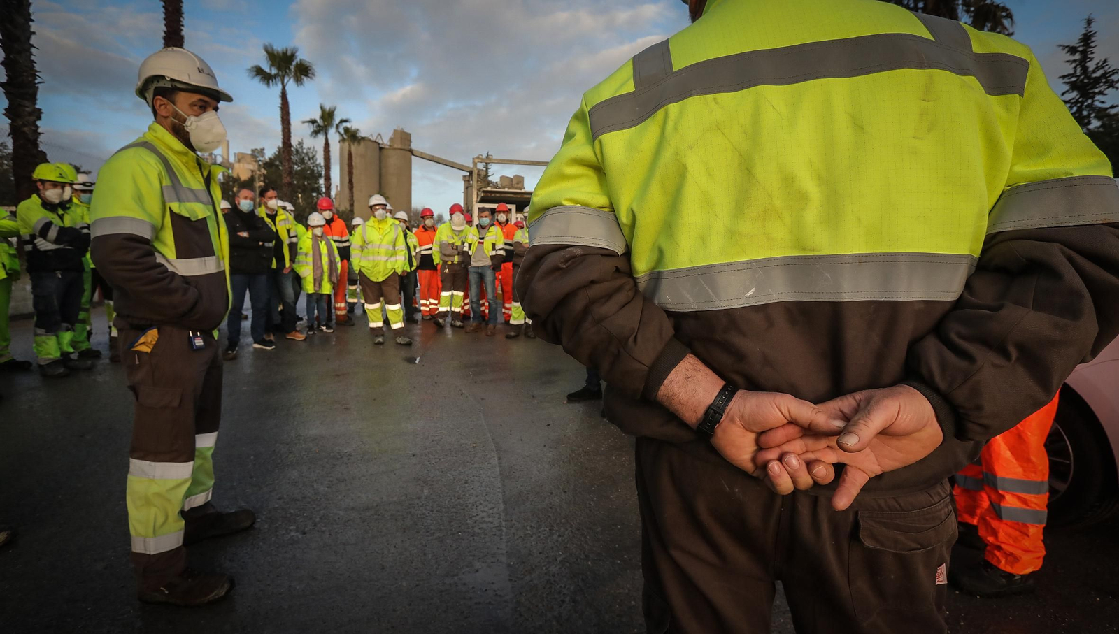 Trabajadores de la cementera Holcim se concentran en la entrada de la planta de Jerez