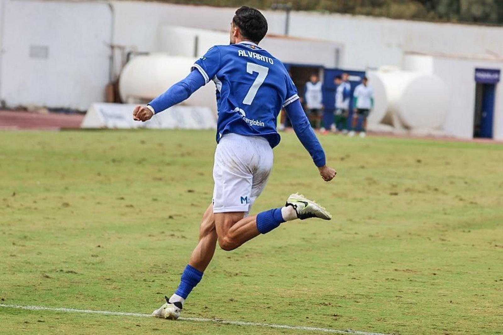 Alvarito celebra el 1-0 al Xerez DFC.