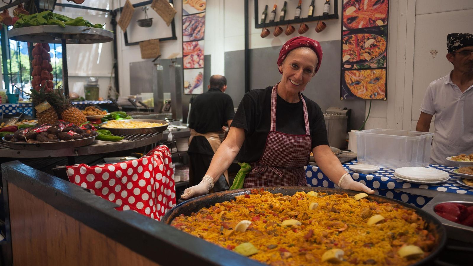 Preparan una paella en la Feria de Málaga.