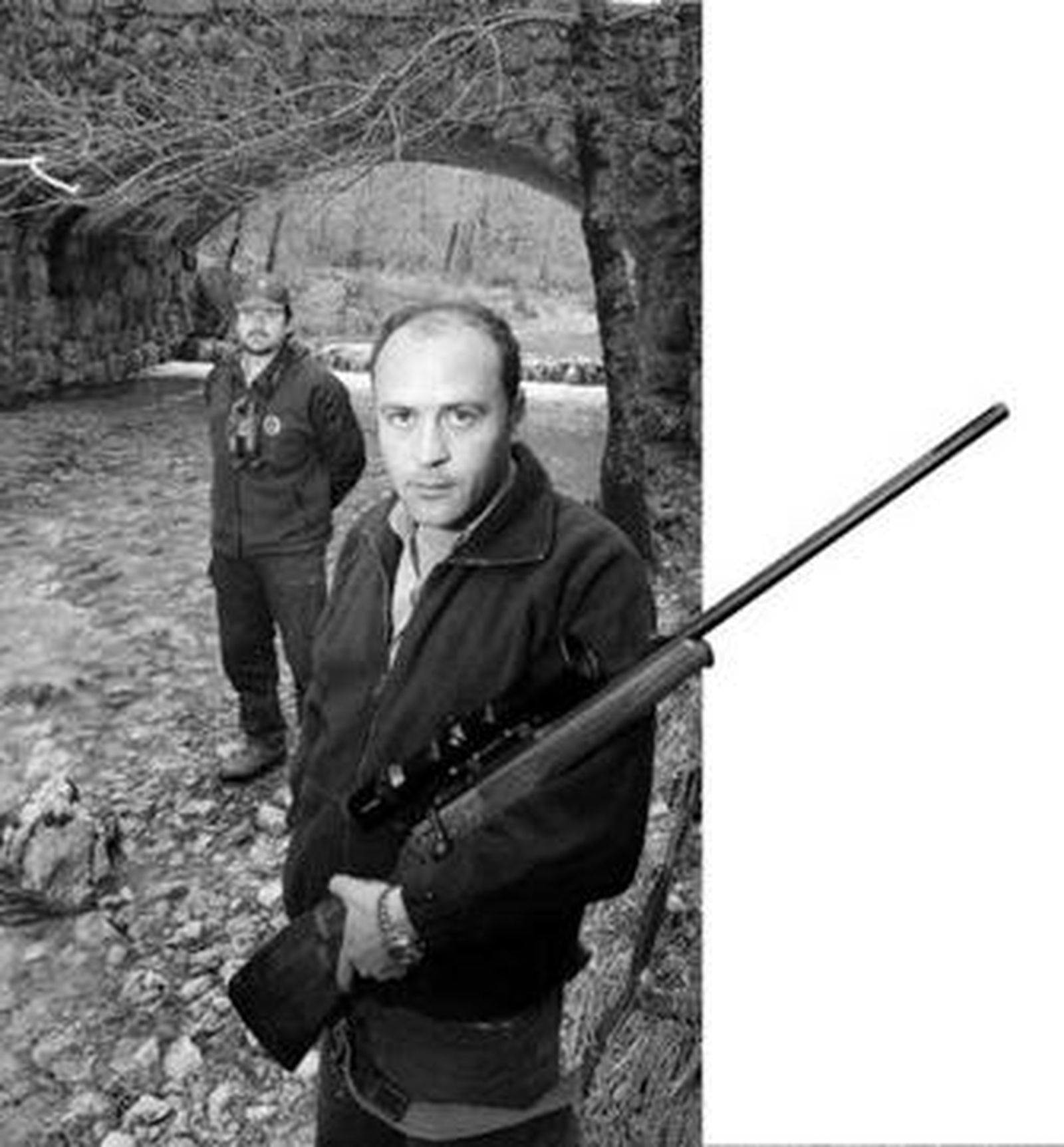 Un cazador acude a su puesto acompañado de un forestal tras obtener uno de los puestos que sortea Medio Ambiente en sus terrenos cinegéticos.