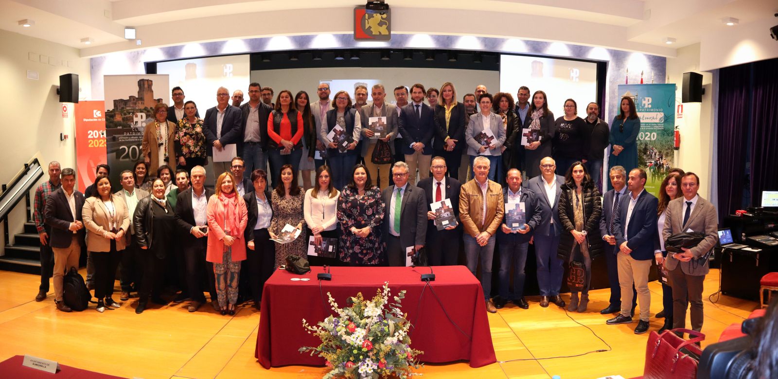 Foto de familia de los alcaldes del Club Patrimonio en la sede de la Diputación.