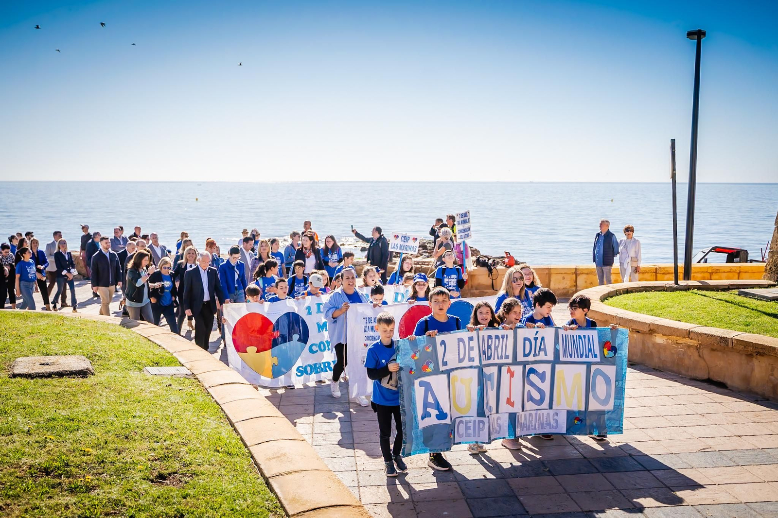 Sociedad civil, comunidad educativa y representantes institucionales, unidos en Roquetas por el Día del Autismo.