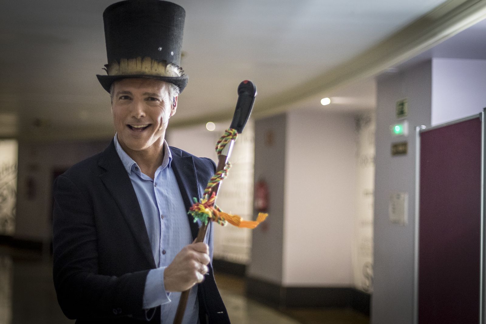 Enrique Miranda en los pasillos del Falla blandiendo el bastón de mando.
