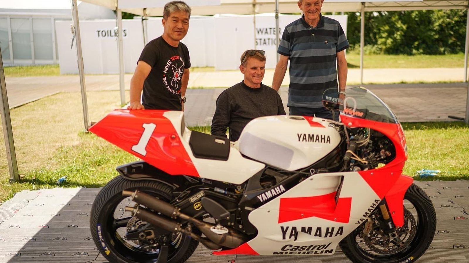 El tricampeón mundial de 500, Wayne Rainey, posa con la Yamaha YZR adaptada para que pueda competir en esta prueba de exhibición.