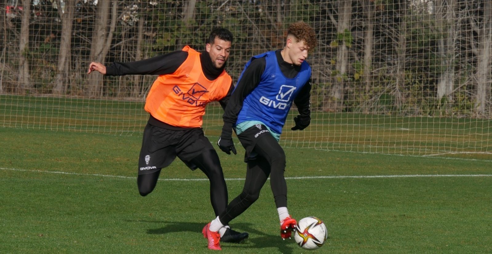 José Ruiz presiona a Simo durante el entrenamiento de este sábado en la Ciudad Deportiva.