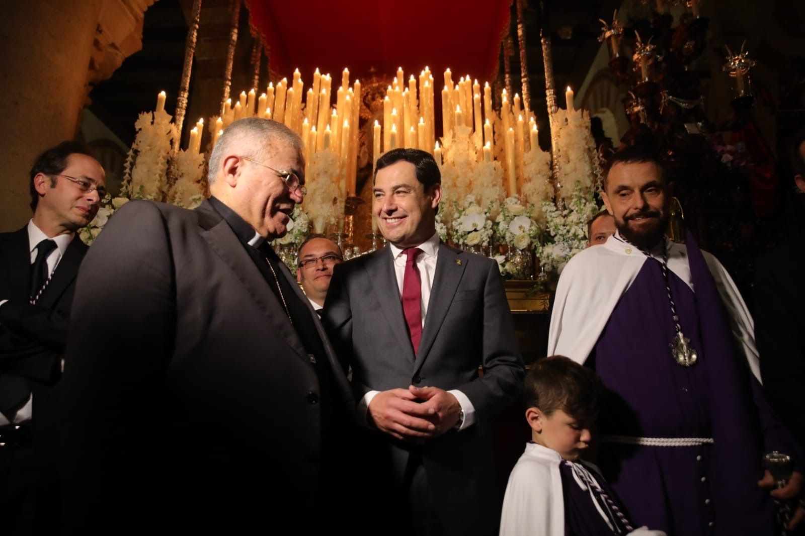 Juanma Moreno, en la salida de la Agonía en la Mezquita-Catedral
