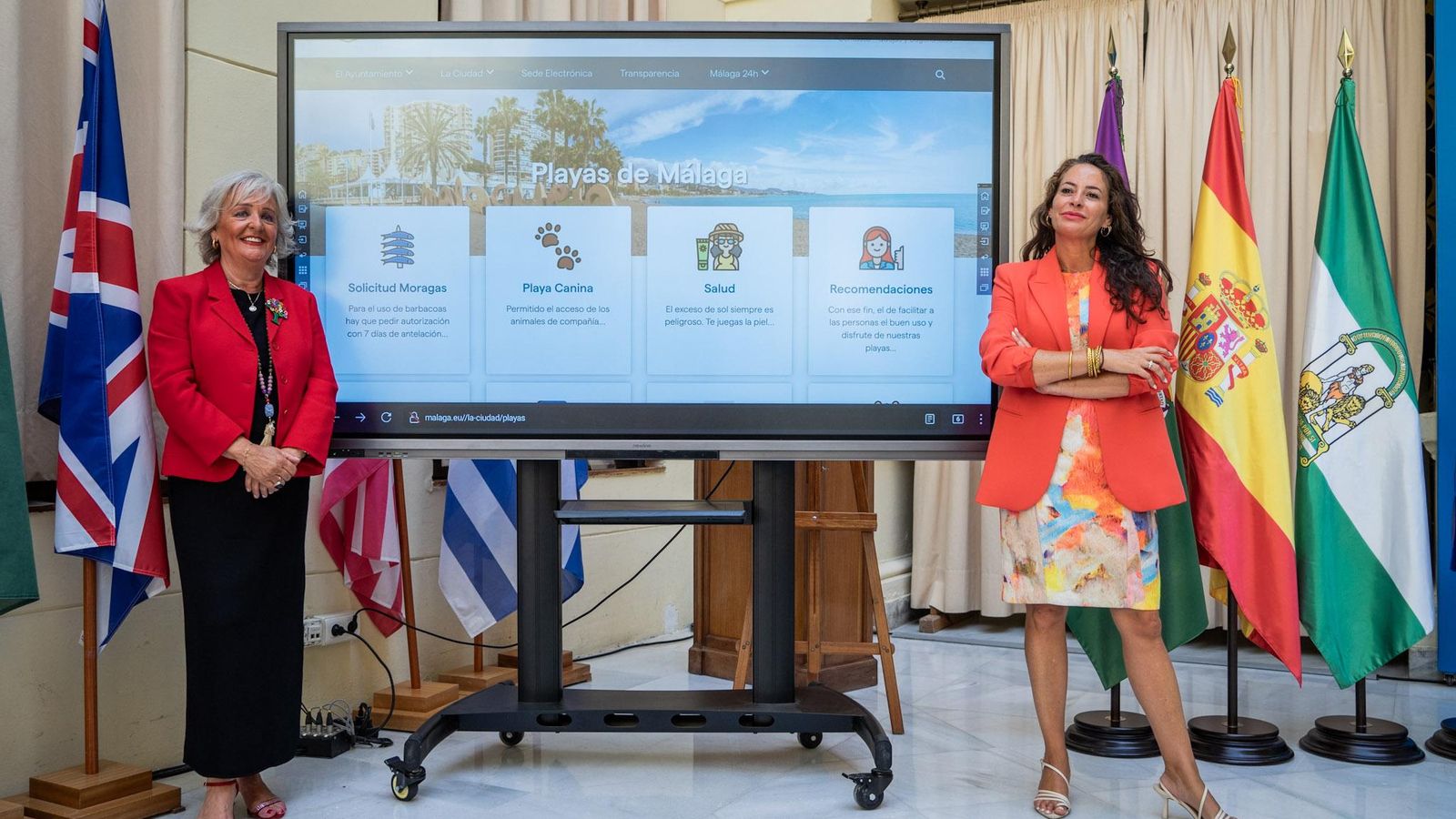 Teresa Porras y Alicia Izquierdo junto a la página web