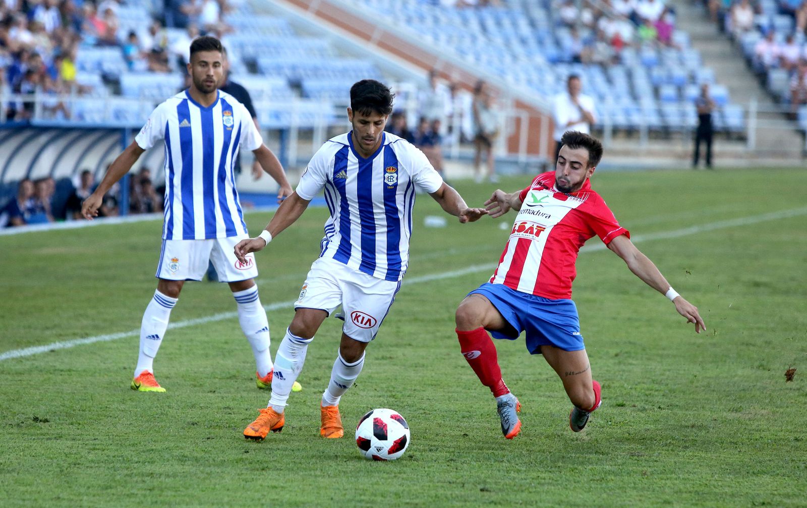 Carlos Martínez intenta zafarse de un jugador del Don Benito en el encuentro de la primera jornada.