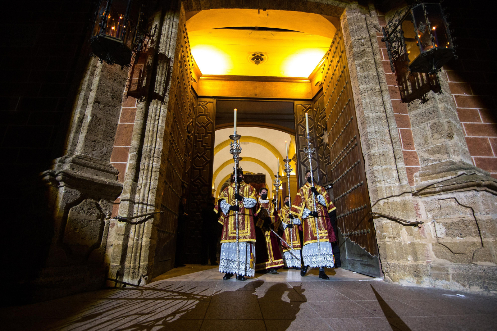 Madrugada de Viernes Santo en San Fernando: Las imágenes del Nazareno