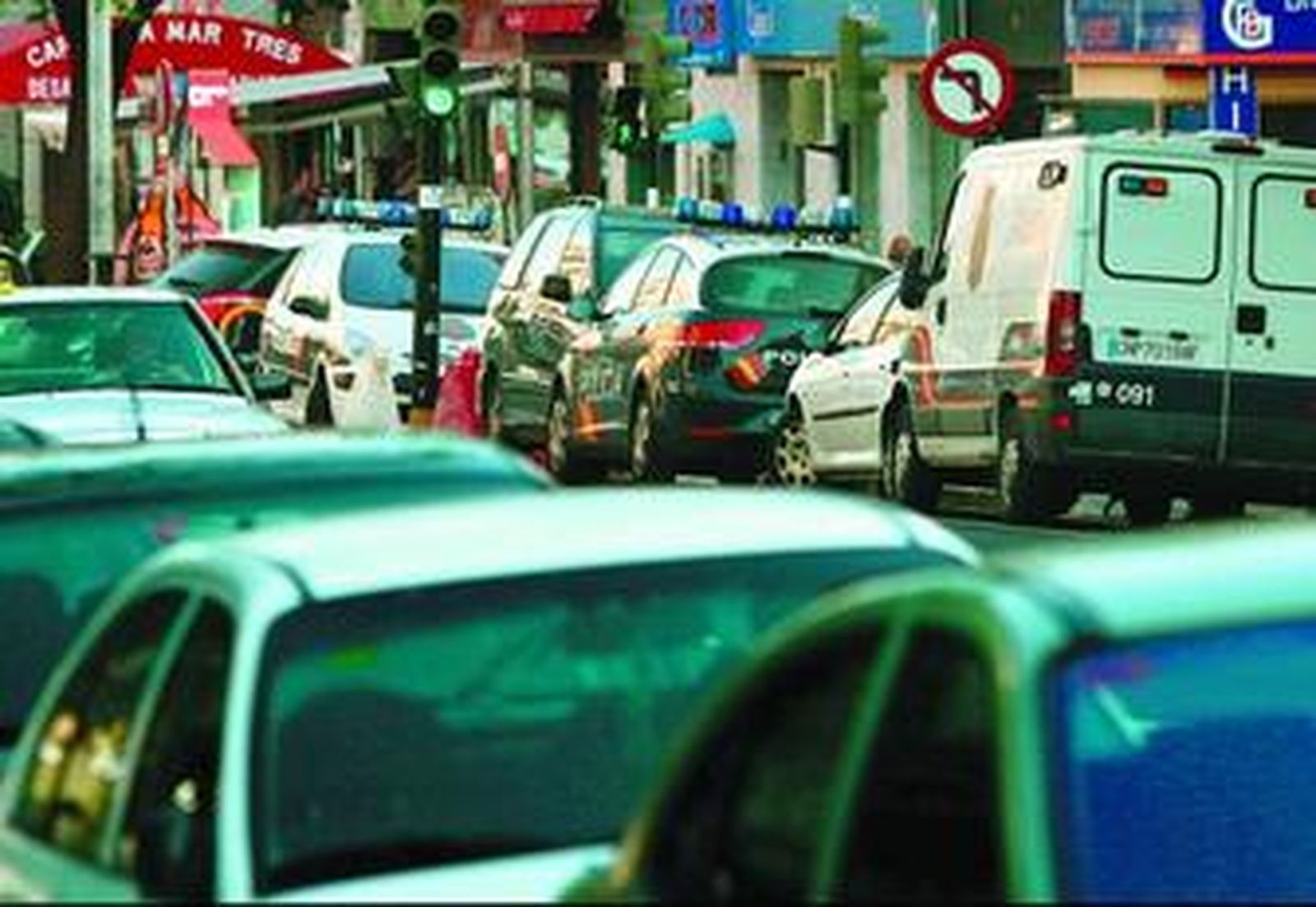 Vehiculos policiales junto a la Comisaría Provincial.