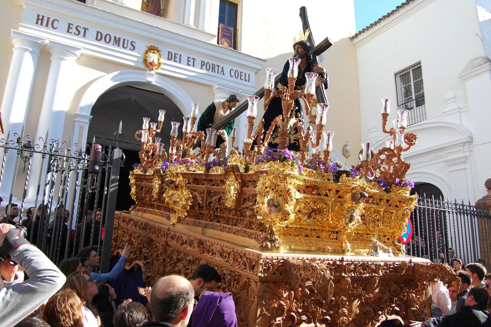 El paso de misterio de la Hermandad del Consuelo, ayer por las calles de la localidad.