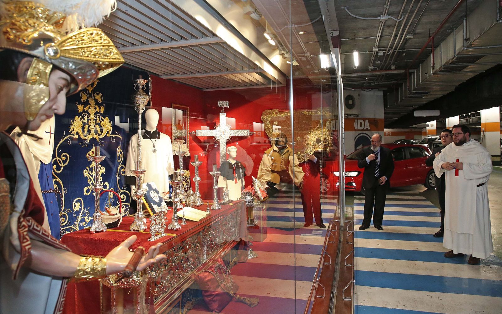 Fotos de la exposición de Enseres Cofrades en el Corte Inglés de Algeciras