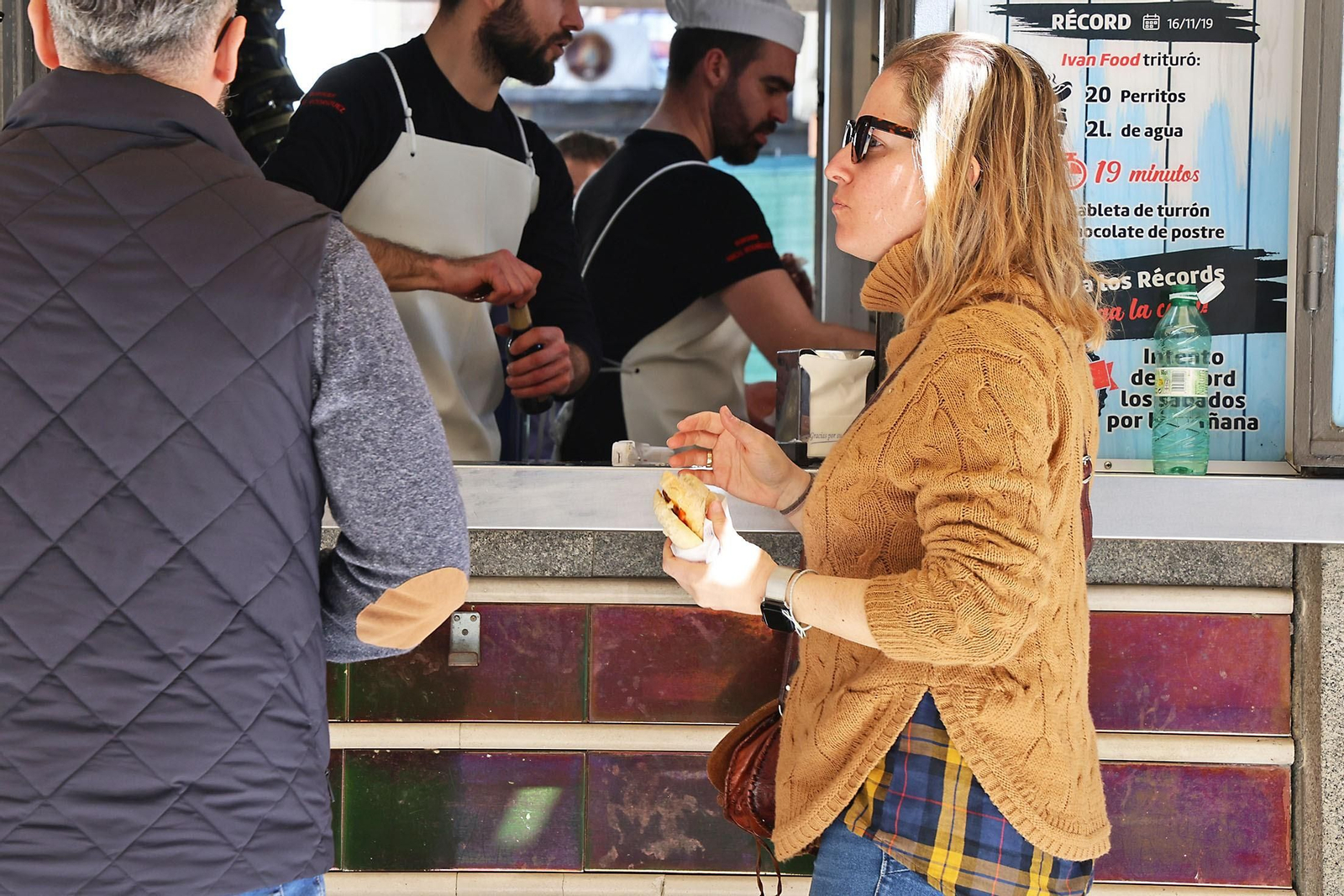 Las hamburguesas de la Plaza de las Monjas: imágenes de un manjar que sigue enamorando tras 60 años en Huelva