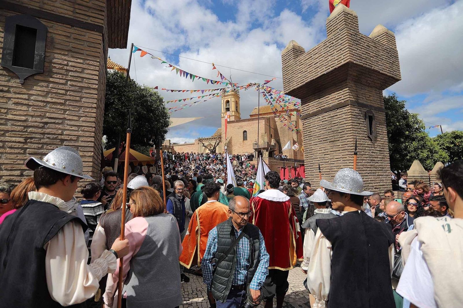 Imágenes del gran ambiente en la Feria Medieval de Palos de la Frontera, Huelva