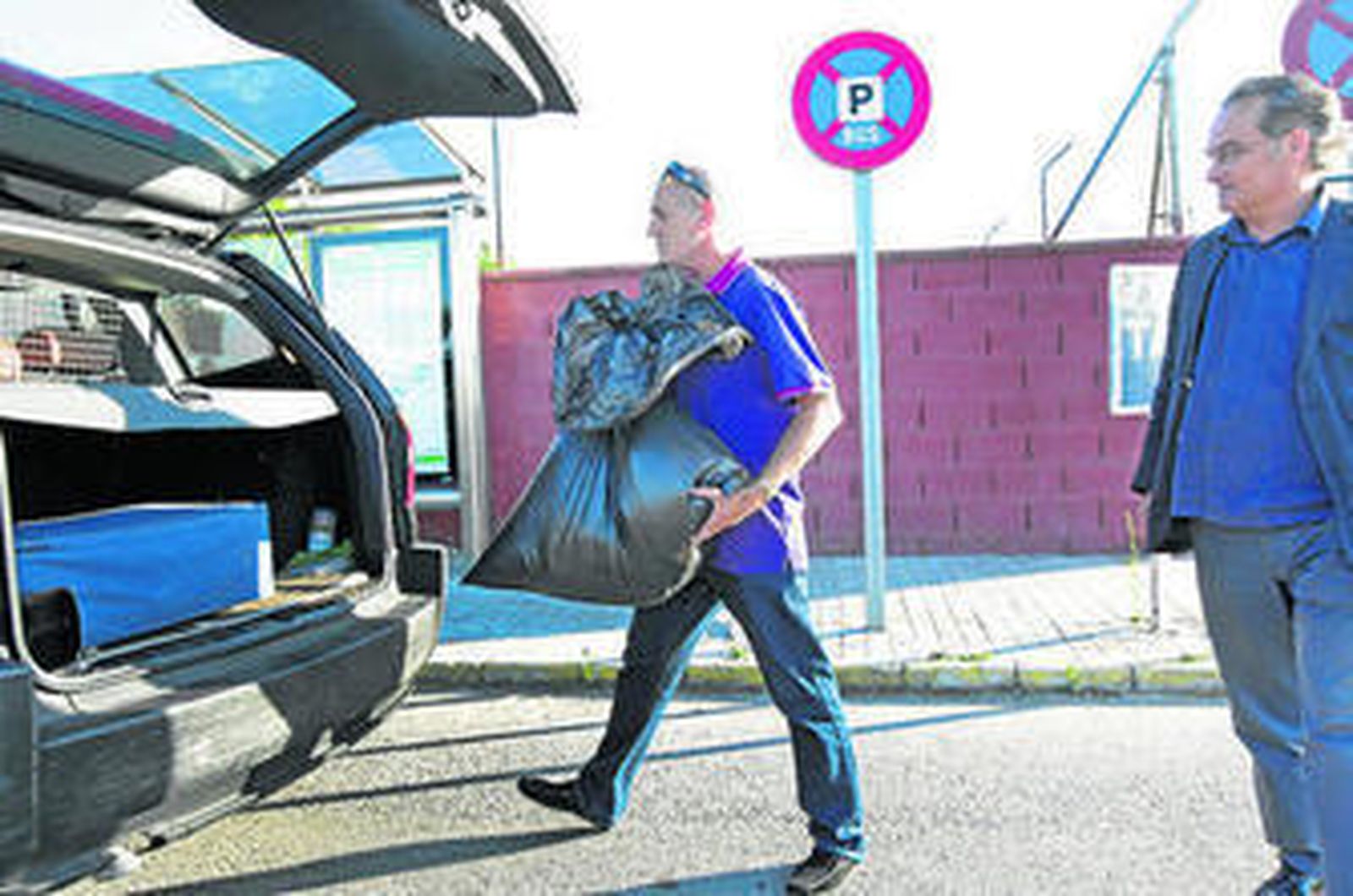 Julio Balader, a su salida de Puerto II, junto a su abogado.