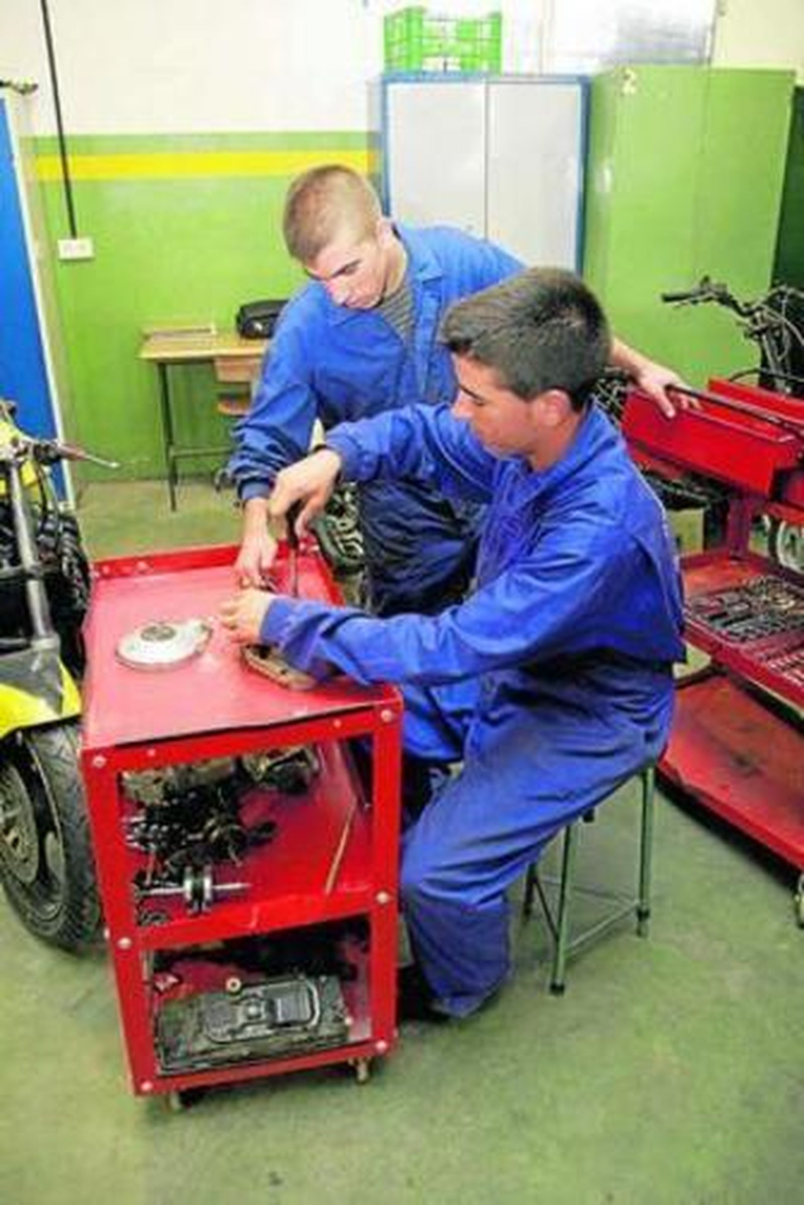 Alumnos de FP durante sus prácticas en un taller de automoción.