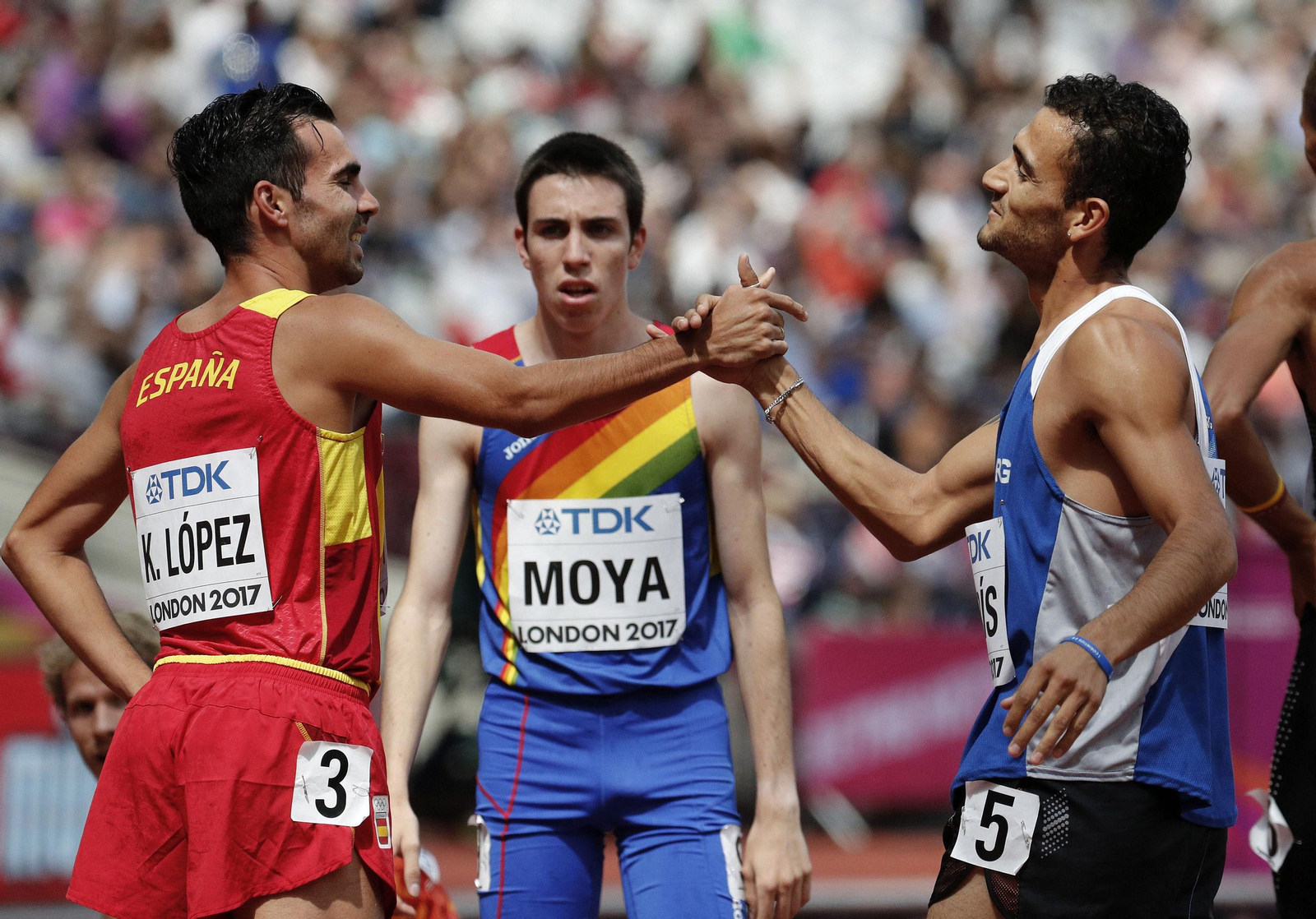 El argentino Leandro Paris felicita al español Kevin López.