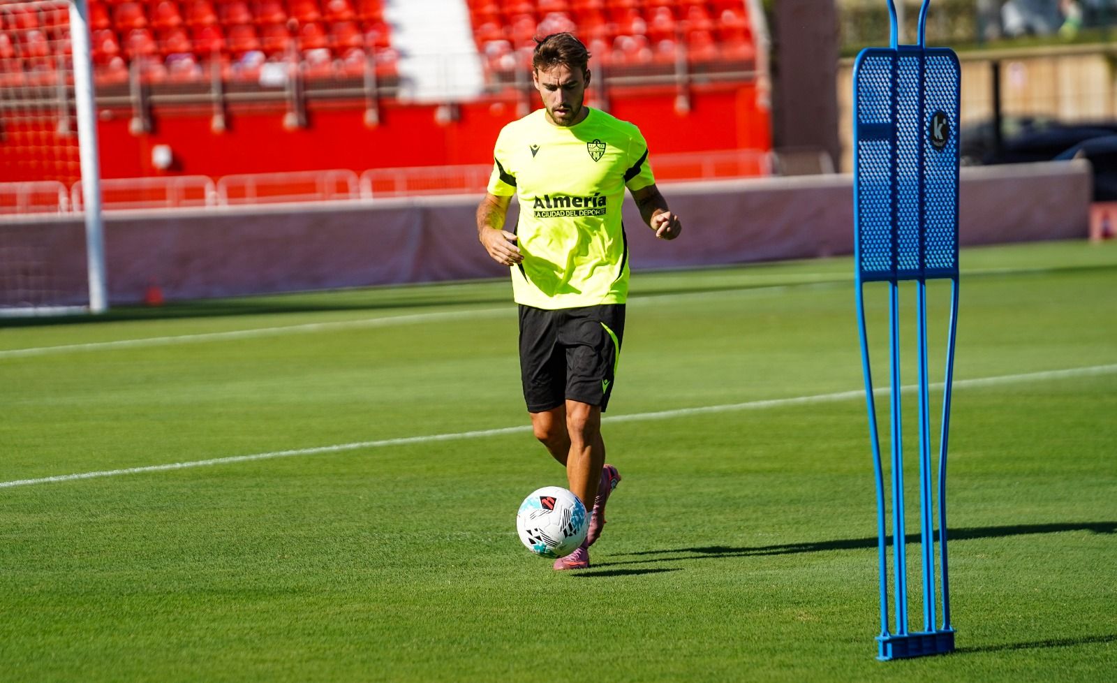 Horta conduce el balón en un entrenamiento