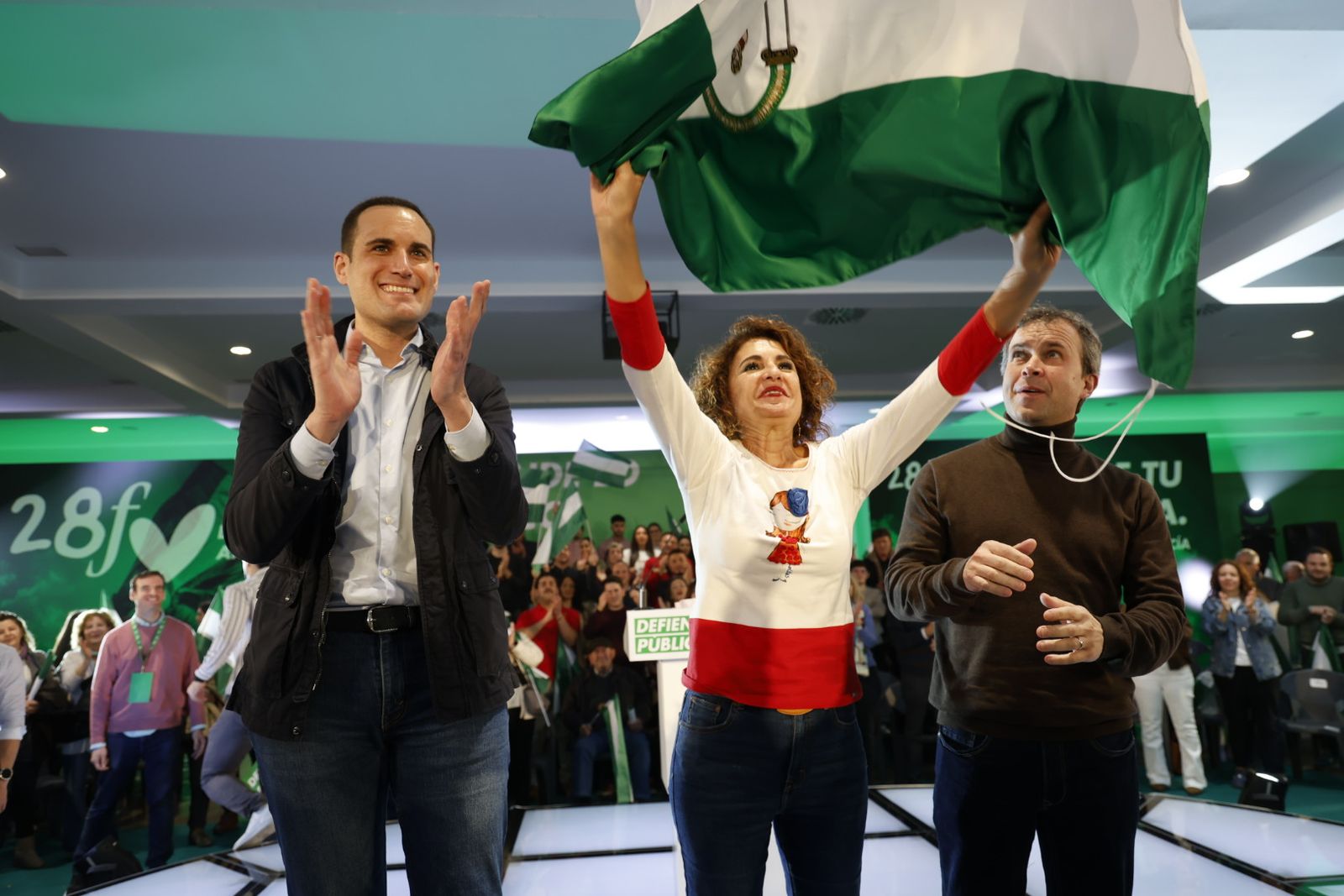 María Jesús Montero ondea la bandera de Andalucía durante el acto desarrollado en Jaén.