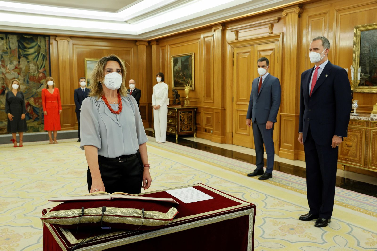 La vicepresidenta tercera y ministra para la Transición Ecológica y Reto Demográfico, Teresa Ribera (i), durante el acto de toma de posesión