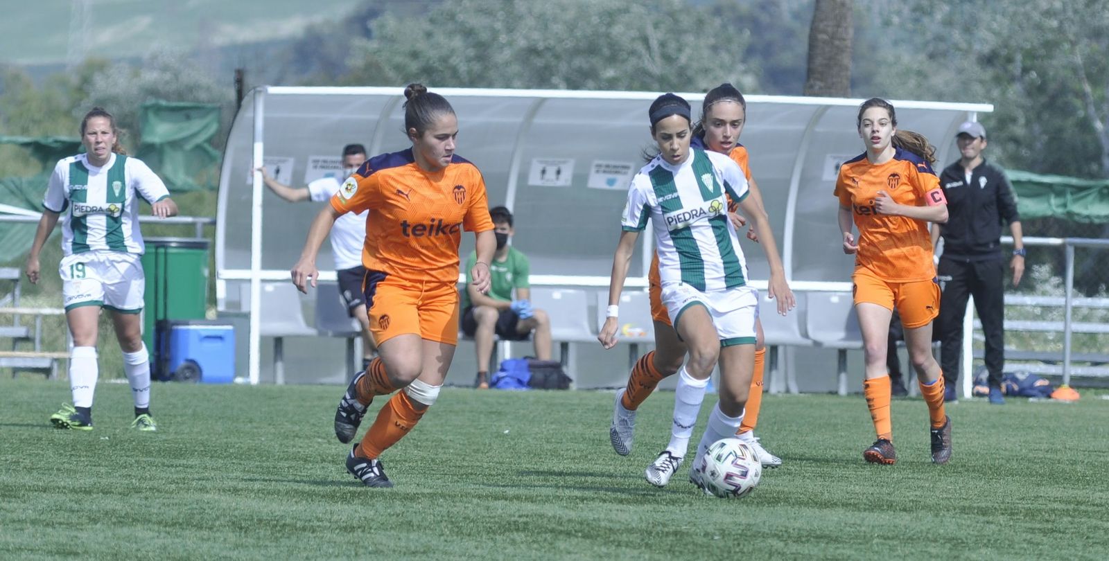 María Avilés es presionada por varias rivales.