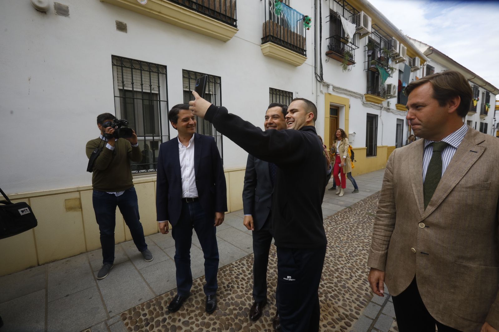 La visita de Juanma Moreno a los Patios de Córdoba, en imágenes.