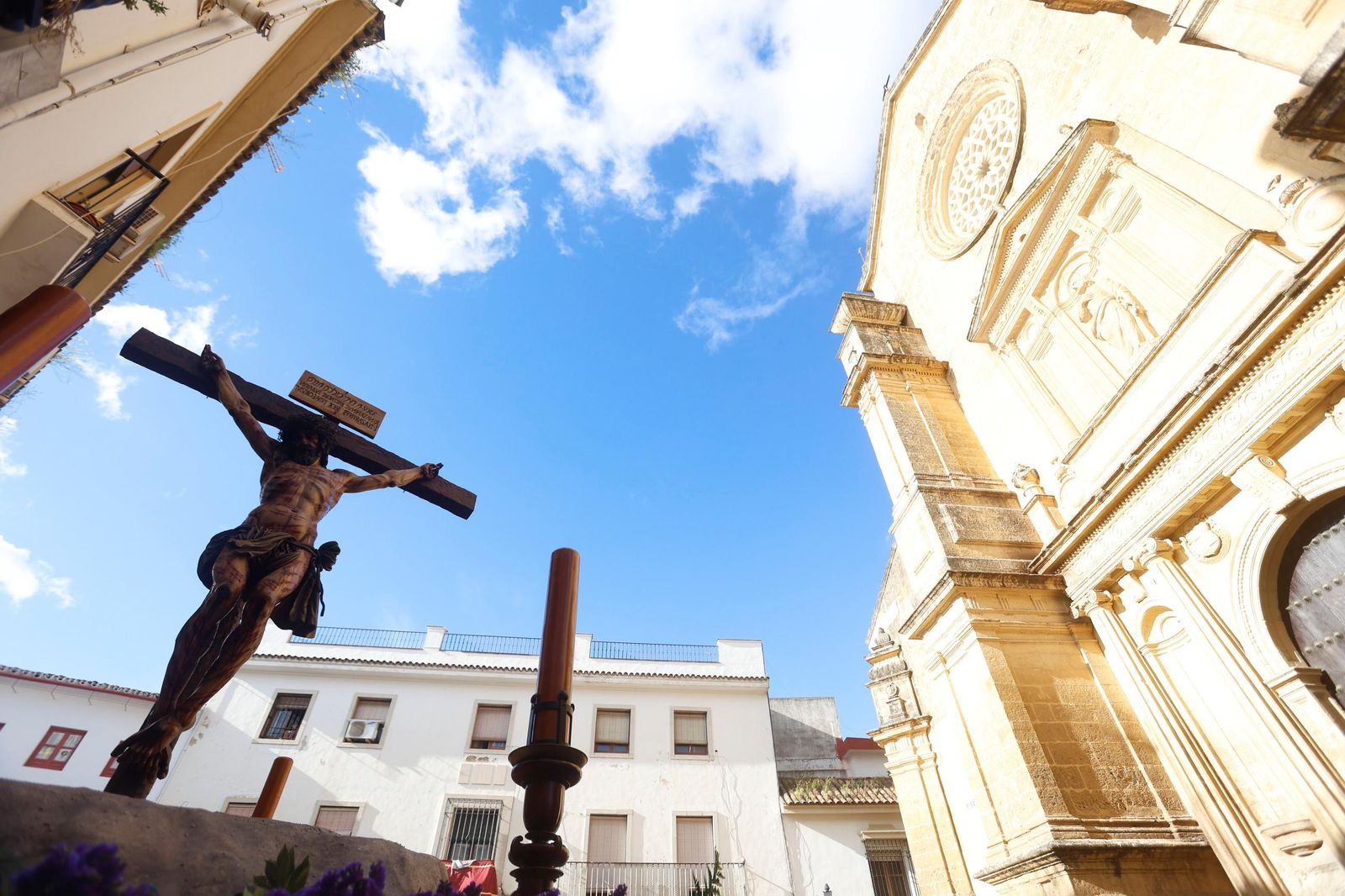 La procesión de la Universitaria en este Martes Santo de Córdoba, en imágenes