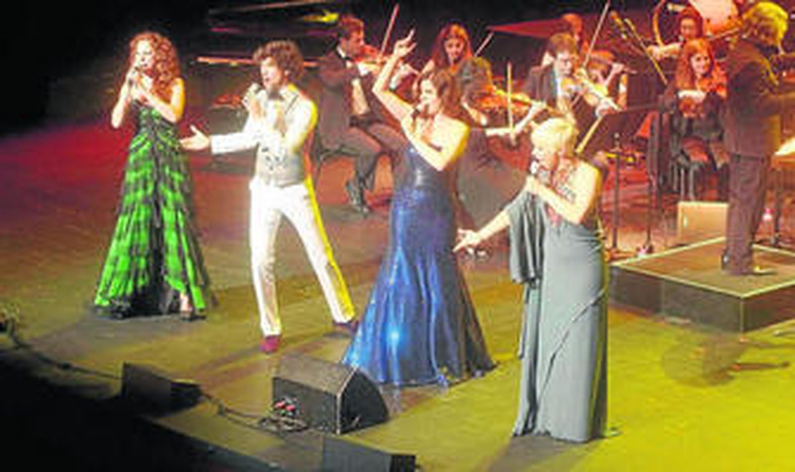 Pastora Soler, Manuel Lombo, Diana Navarro y Pasión Vega durante la interpretación de 'Suspiros de España' en Roquetas.