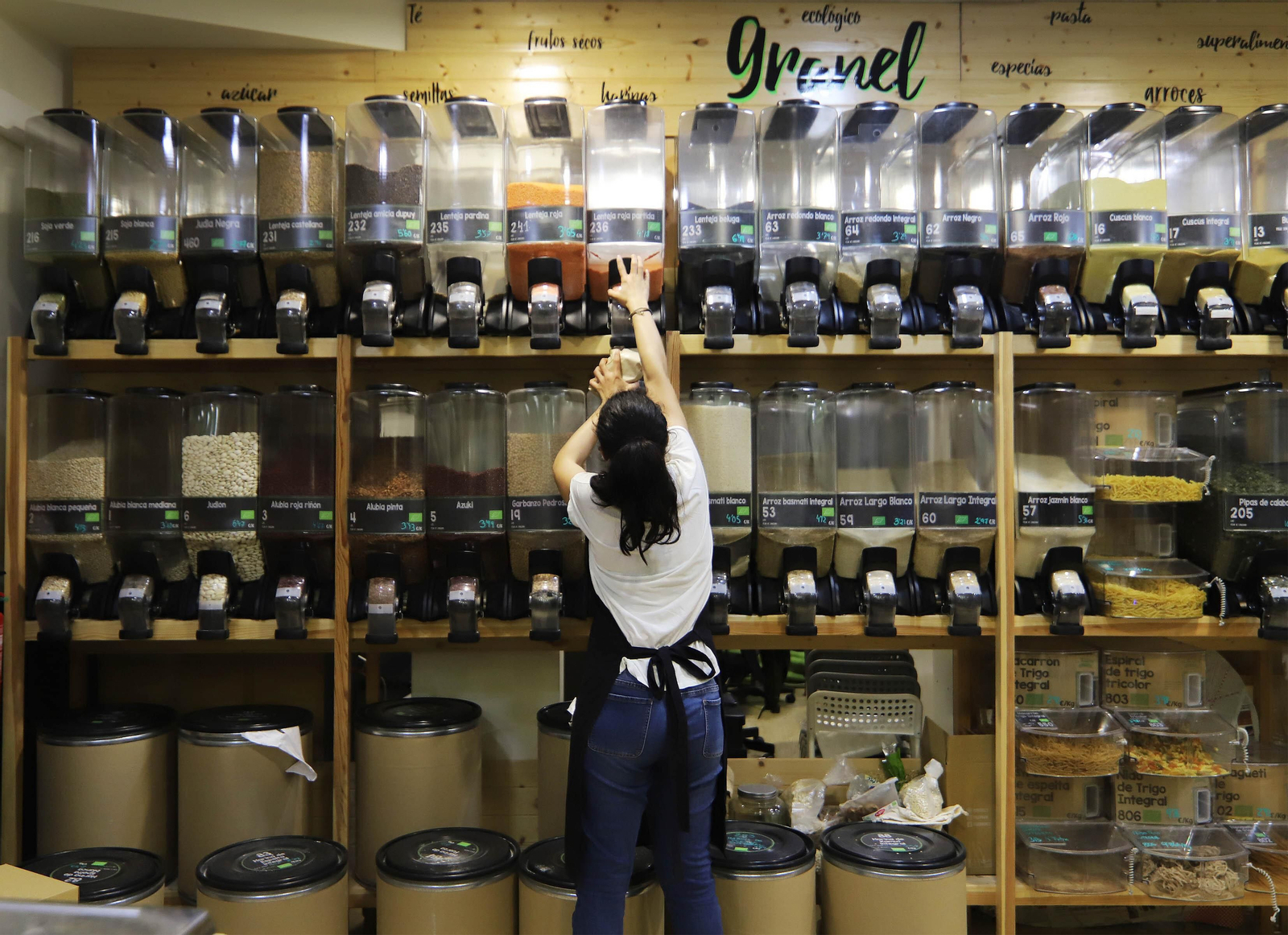 Dispensadores de productos en la tienda ‘La Panacea’.
