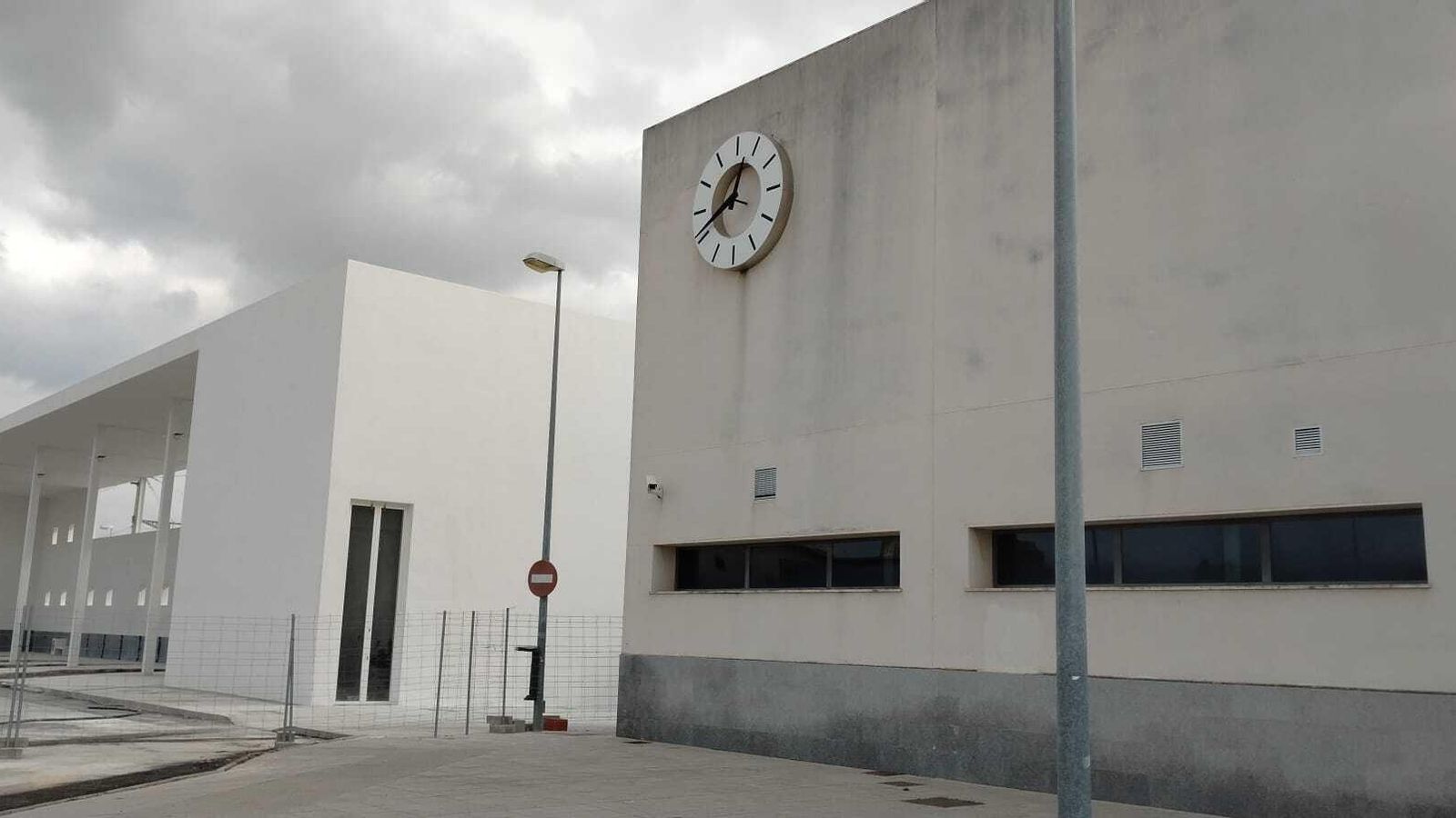 A la izquierda la estación de autobuses, a la derecha la de trenes.