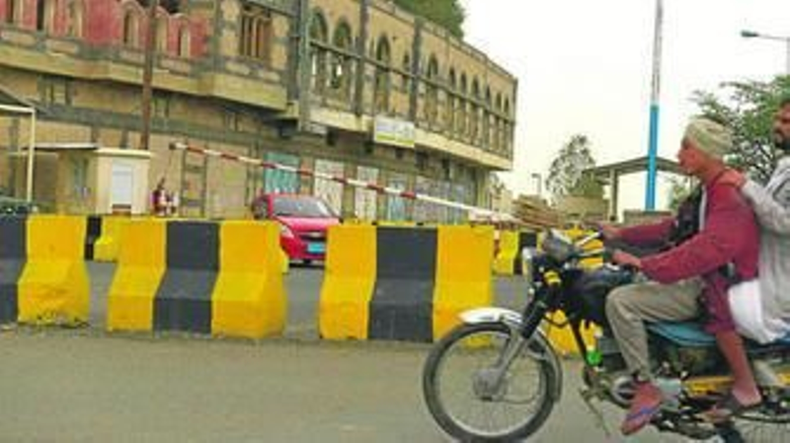 Unos motoristas pasan por delante de la embajada de EEUU en Yemen. Unos motoristas pasan por delante de la embajada de EEUU en Yemen.