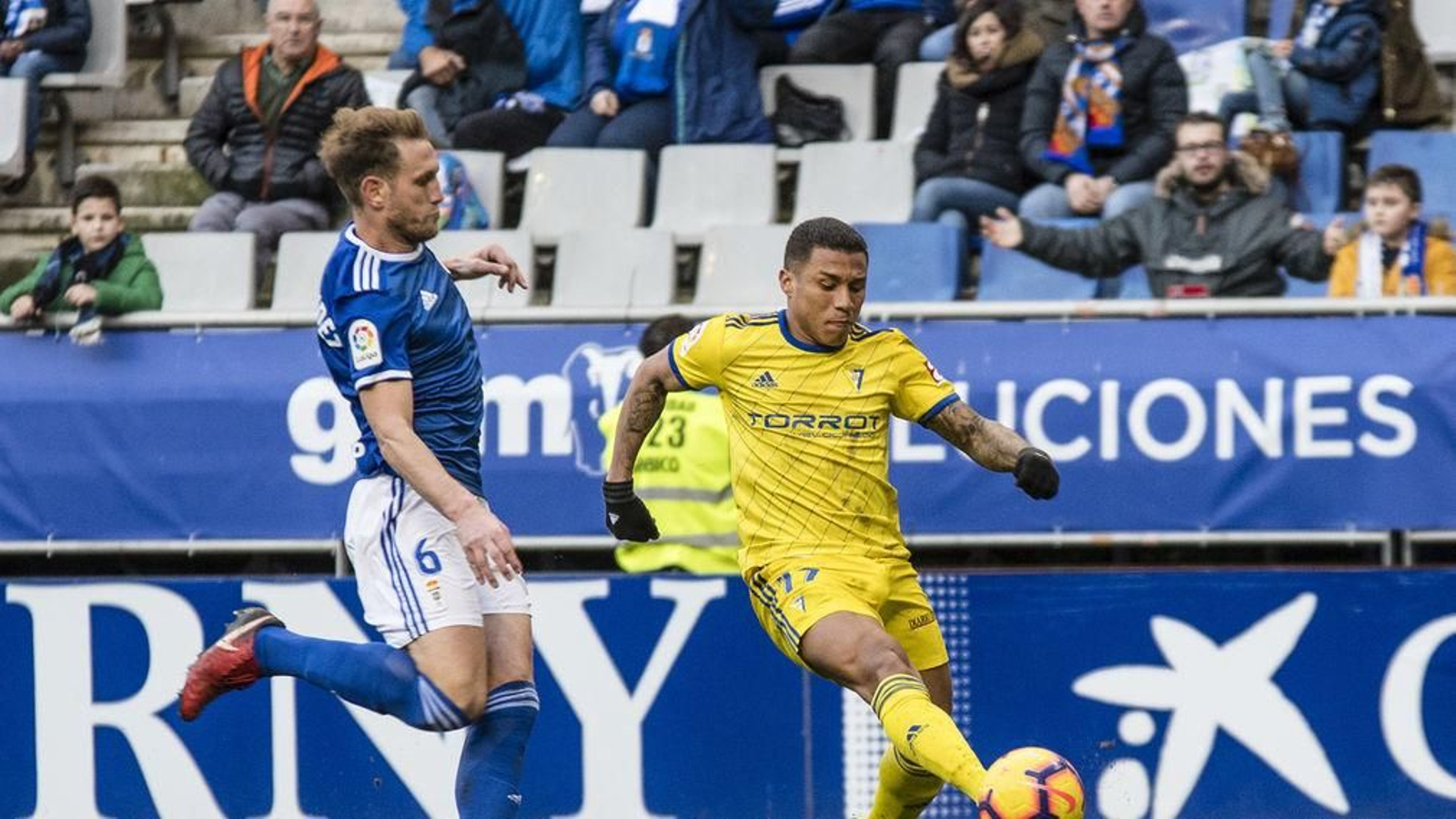 El prometedor estreno de Machís, la única buena noticia del Cádiz en Oviedo.