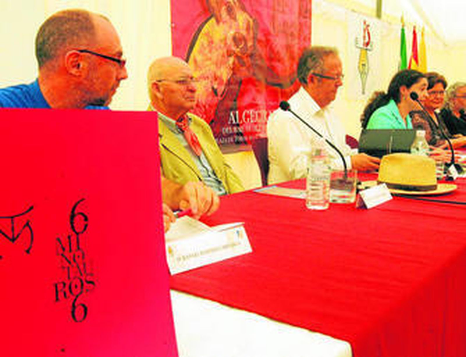 El periodista y escritor Juan José Téllez, centro, durante la presentación de su libro ayer en la plaza de toros.