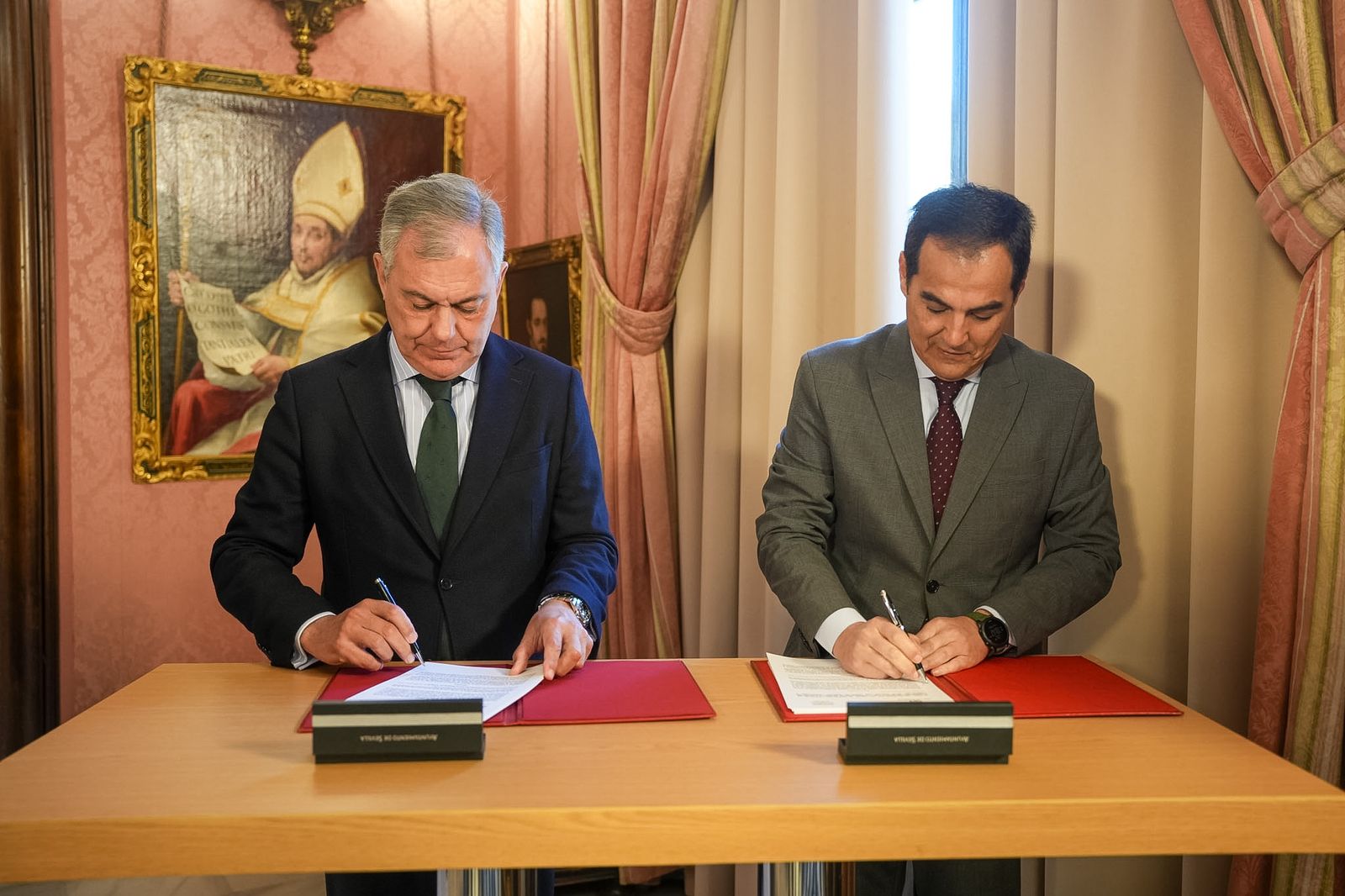 Firma del convenio entre el alcalde de Sevilla y José Antonio Nieto, consejero de Justicia