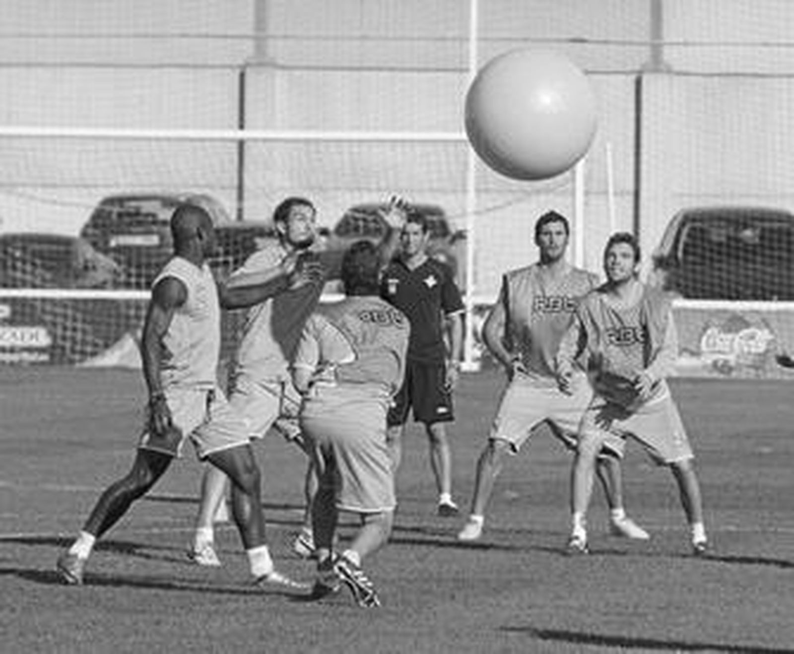 Los jugadores béticos realizan un ejercicio con una bola gigante durante el entrenamiento.
