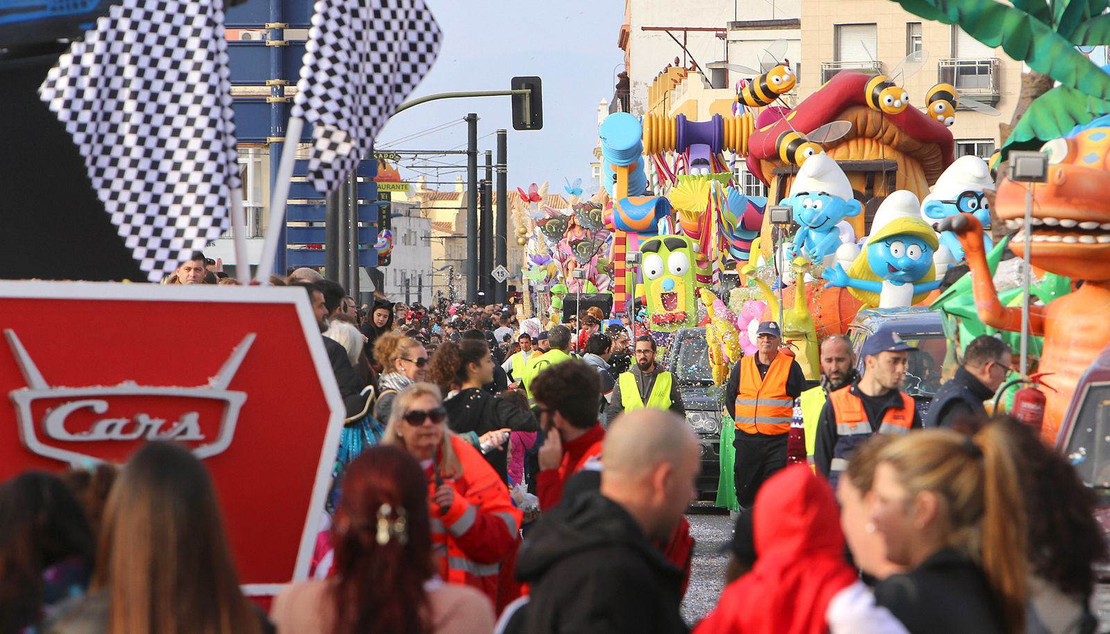 Numerosas personas ante el paso de las carrozas poco antes de enfilar hacia la Alameda del Río.