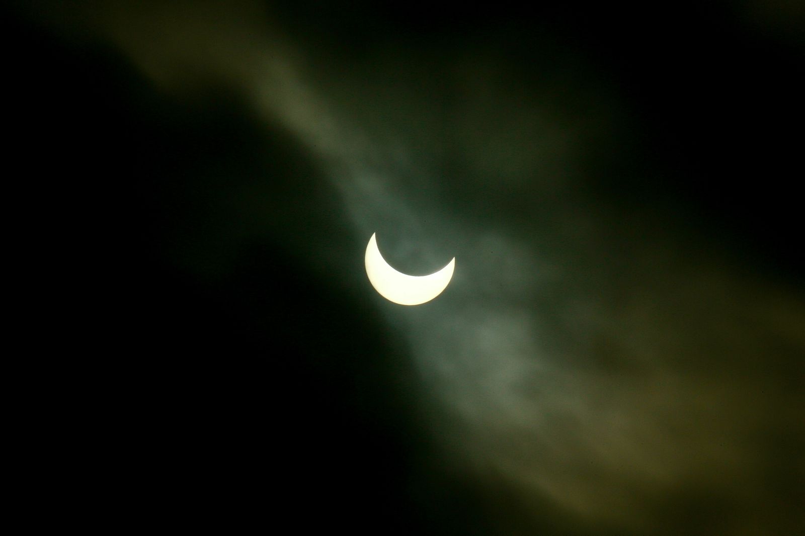 Las imágenes del último eclipse solar de la década