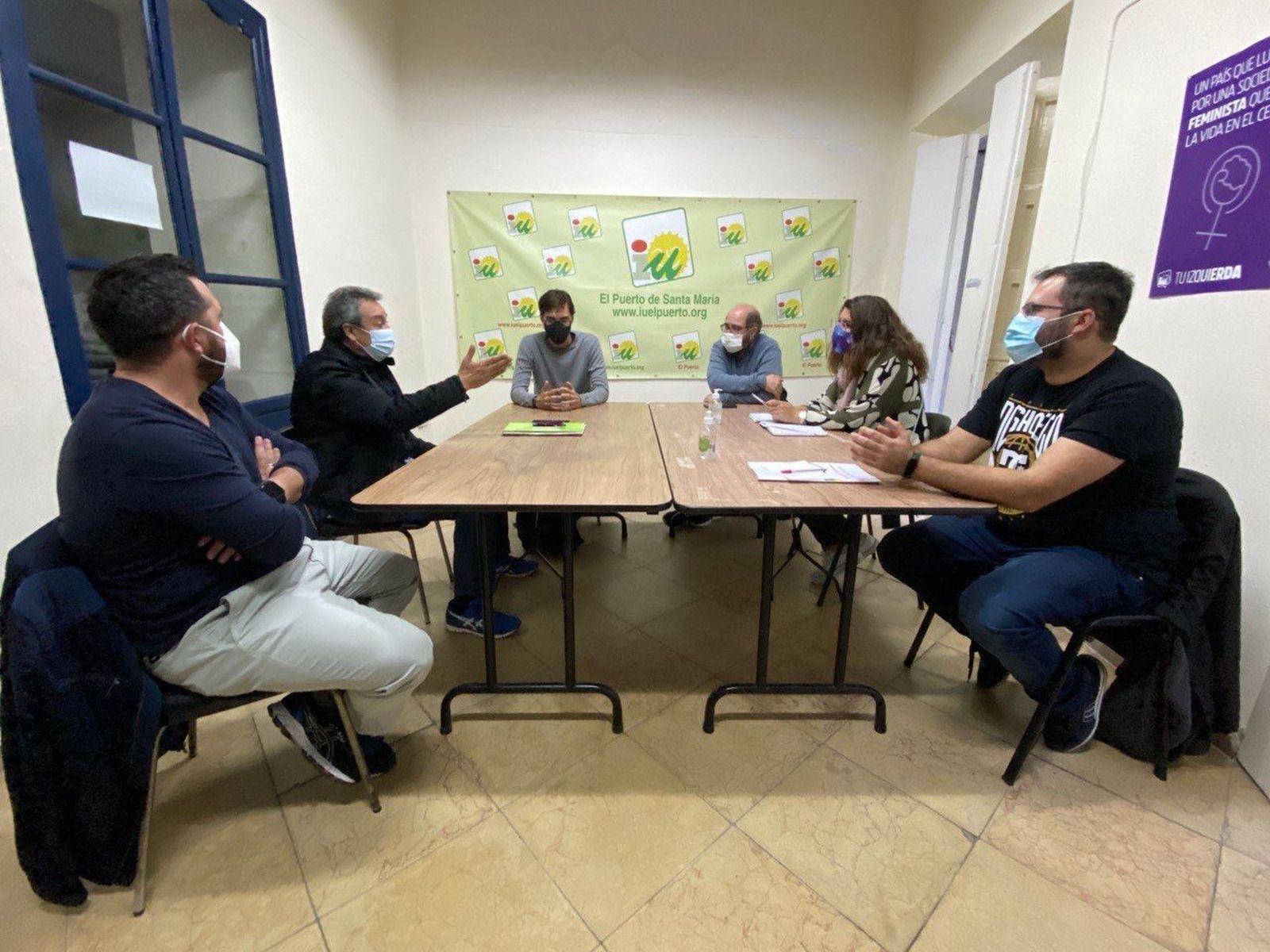 Representantes de la plantilla de limpieza urbana y recogida de residuos, durante la reunión con Izquierda Unida.