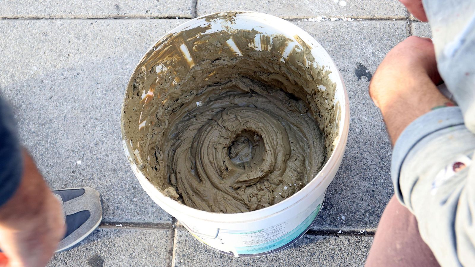 Imágenes del grafiti 'Valentía' en homenaje a las víctimas de la DANA