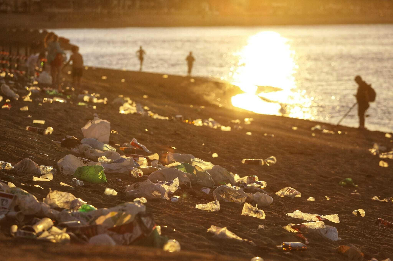 Así han amanecido las playas de Málaga tras la noche de San Juan