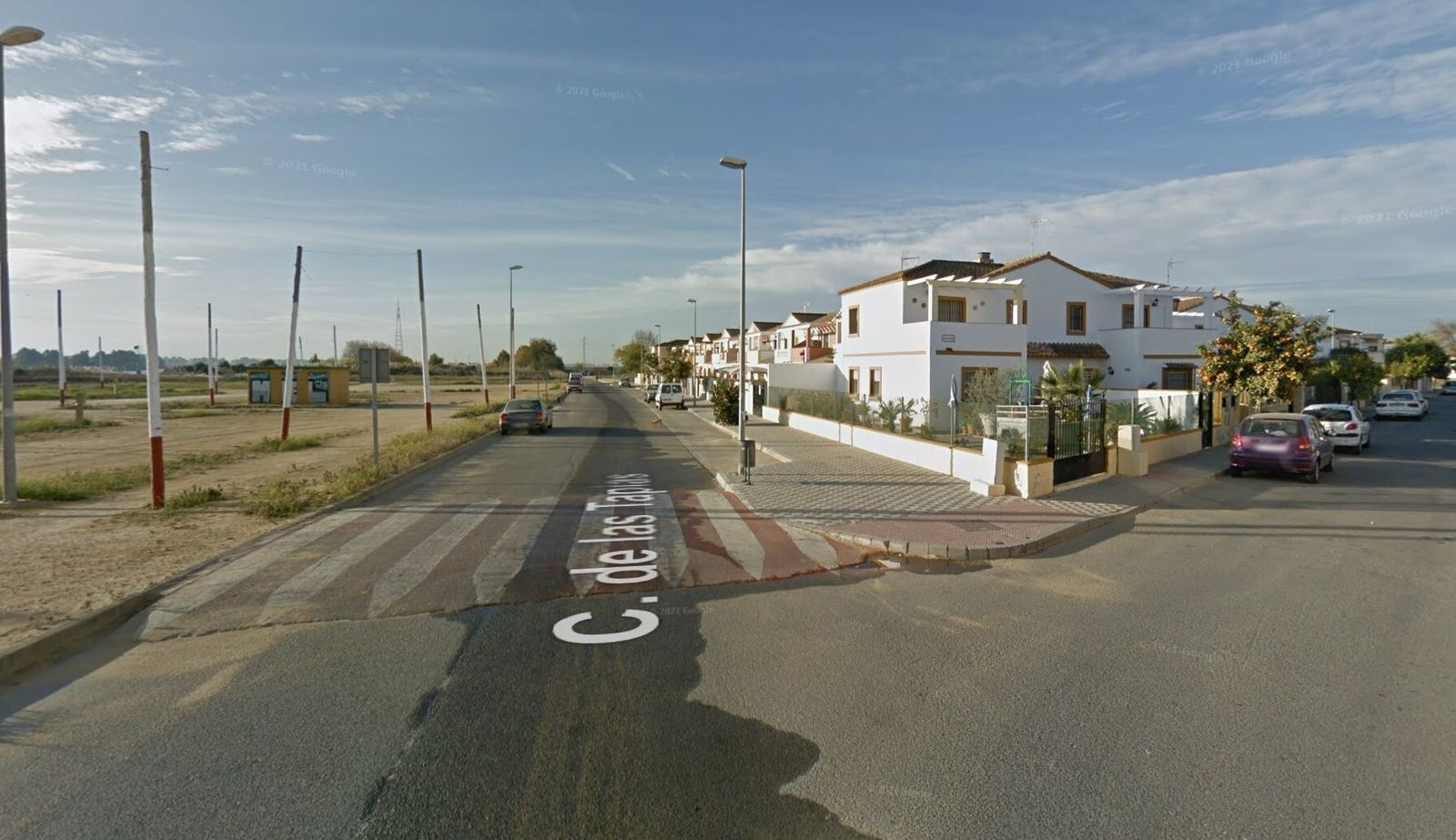El vendedor del coche se tiró del vehículo en la calle Las Tapias de La Puebla del Río