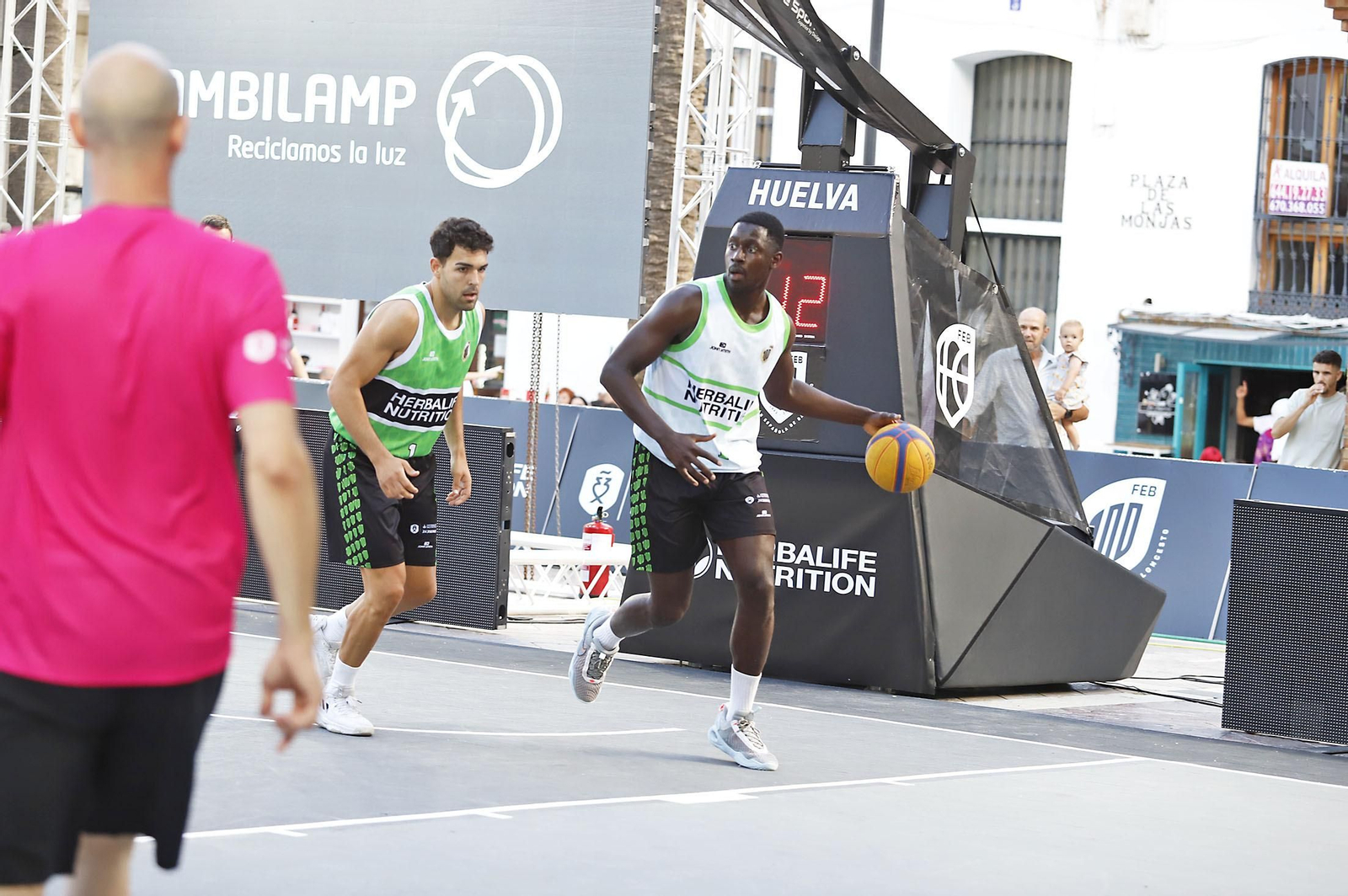Imágenes del circuito Herbalife 3x3 de baloncesto en la Plaza de Las Monjas de Huelva
