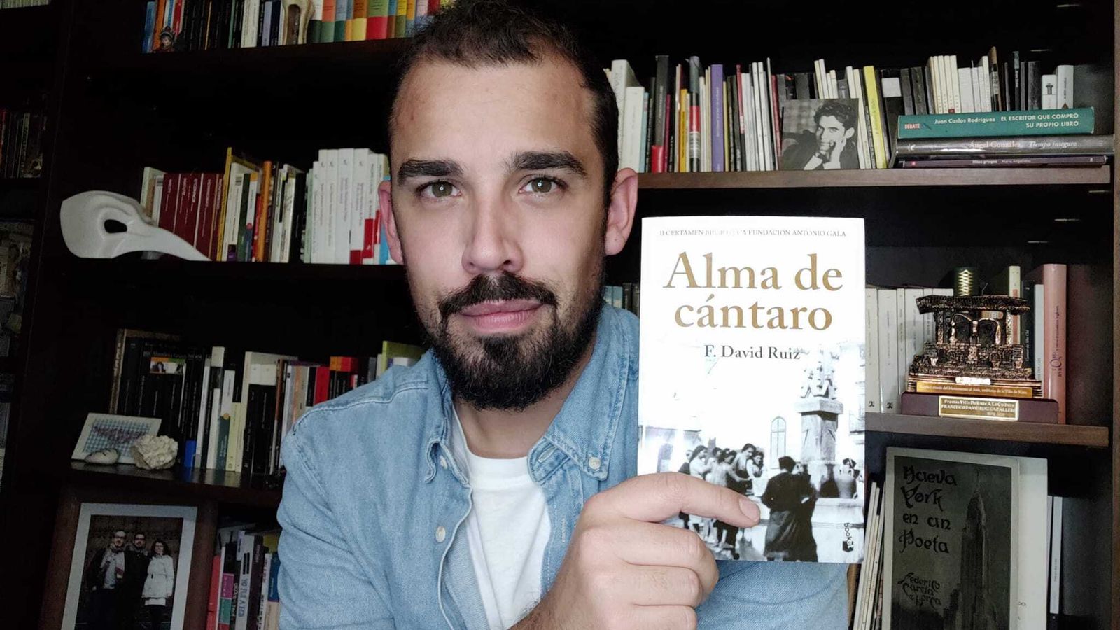 El escritor F. David Ruiz posa junto a su novela