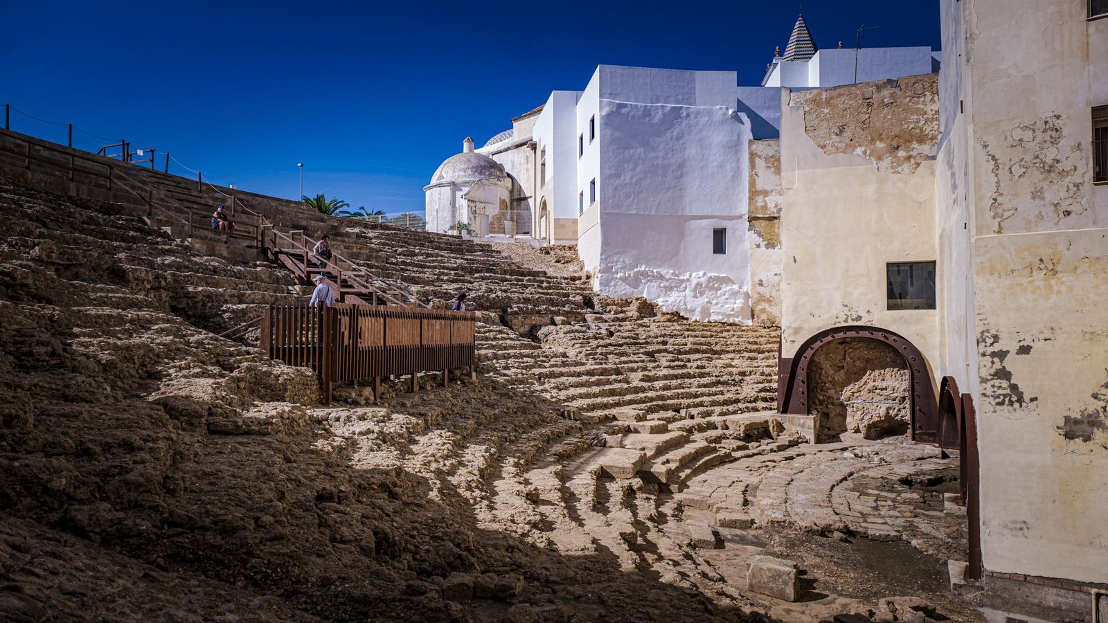 A la derecha de la imagen, edificios bajo los que discurre parte del Teatro Romano.