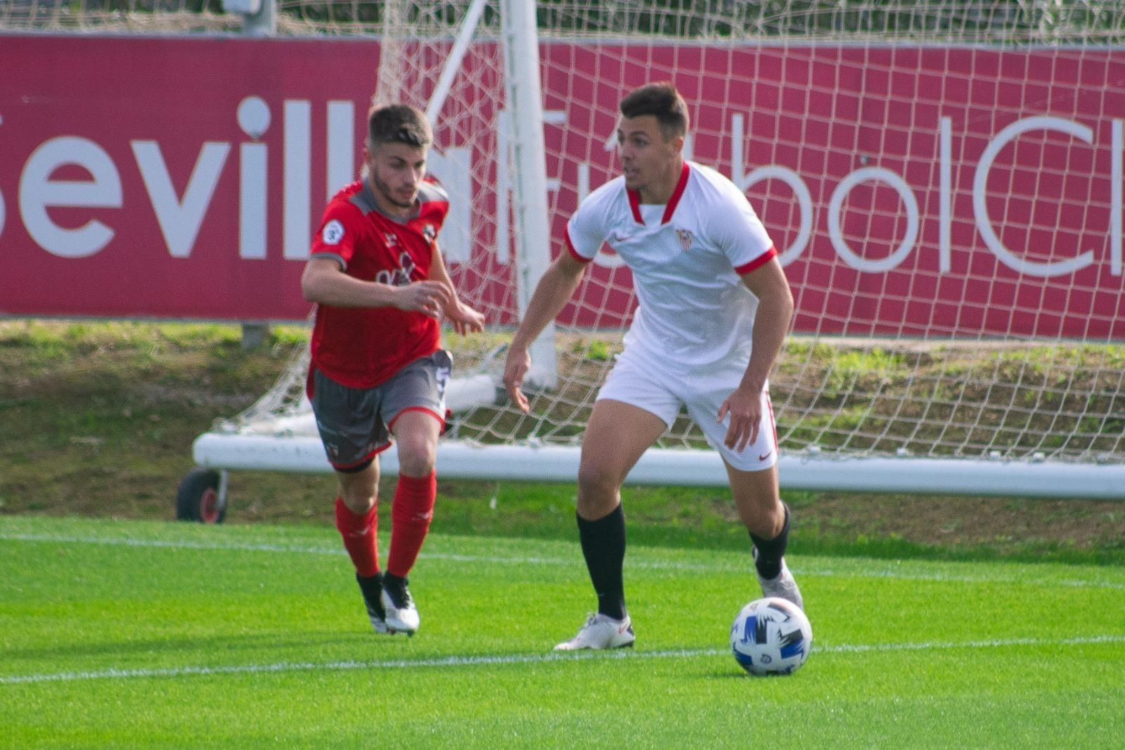 Rafa Manolsalva presiona a un jugador del filial sevillista.
